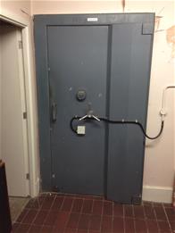 Vault door | installation and removals | Remove a vault door